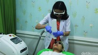 Pasien melakukan perawatan di klinik kecantikan ZAP di Menteng, Jakarta.