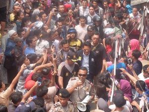 Warga Menyemut Tonton Rekonstruksi, Polisi: Biar Pengadilan yang Hukum Agus
