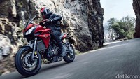 Yamaha Tracer 700 dilengkapi dengan paket motor turing seperti wind screen, hand guard, dual seat dan tangki 17 liter. Foto: Yamaha Eropa