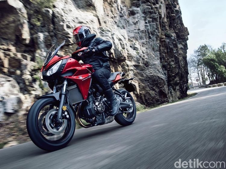 Motor Touring Yamaha Tracer 700