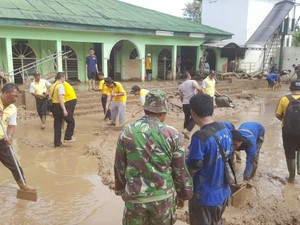 Penampakan Lumpur Menumpuk Usai Banjir di Pondok Gede Permai Jati Asih