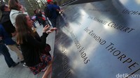 Turis yang singgah ke New York City sering kali menyempatkan diri ke Monumen Ground Zero. Mereka merasakan dan melihat saksi bisu kejadian kelam di masa lalu (Fajar/detikcom)