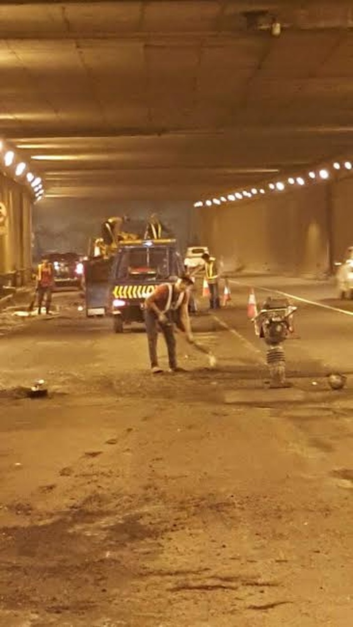 Jalan Rusak di Terowongan Pasar Rebo, Tol JORR Masih Macet 5 KM