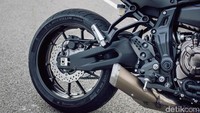 Yamaha membuat beberapa modifikasi ringan pada frame Tracer 700. Joknya juga lebih tinggi 40 milimeter (mm) dibanding MT-07 menjadi 845 mm. Foto: Yamaha Eropa