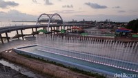 Meski jembatan ini belum diberi nama, namun masyarakat sudah banyak yang menjuluki dengan sebutan The Sunrise of Bulak Bridge.