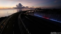 Kini di Kota Surabaya yang dipimpin  Wali Kota Tri Rismaharini menawarkan spot yang ciamik dan eksotik bagi penikmat sunrise dengan view kekokohan jembatan yang dibangun melayang di atas pesisir di Kecamatan Bulak.
