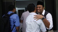 Tim verifikasi Partai Demokrat yang datang berkunjung di antaranya adalah Ketua Bidang Verifikasi Tim Pendaftaran Pilkada 2017 Lazarus Simon Ishak, Doni, dan Sanusi.