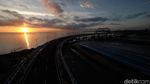 Sunrise Dari Jembatan Baru di Bulak Surabaya Tak Kalah Eksotik