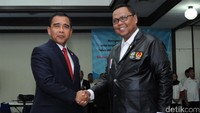 Usai dilantik Ketua Umum Pengurus Besar Persatuan Tenis Meja Seluruh Indonesia (PB PTMSI) Lukman Edy, medapat ucapan selamat dari Ketua Umum KONI Pusat, Tono Suratman.