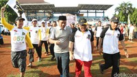 Muhamad Idrus bersama Presiden PKS Sohibul Iman saat mengikuti jalan sehat memperingati Milad ke 18 PKS di Lapangan Bola Kebon Jeruk, Jakarta, Minggu (24/4).