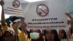 Aksi Tolak Pameran Mesin Rokok