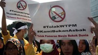 Mereka mengajak masyarakat menolak diadakannya pameran mesin rokok internasional atau world tobacco process dan machinery.