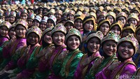 Ribuan penari tersebut berasal dari siswi SMU dan mahasiswi se-Jabotabek.