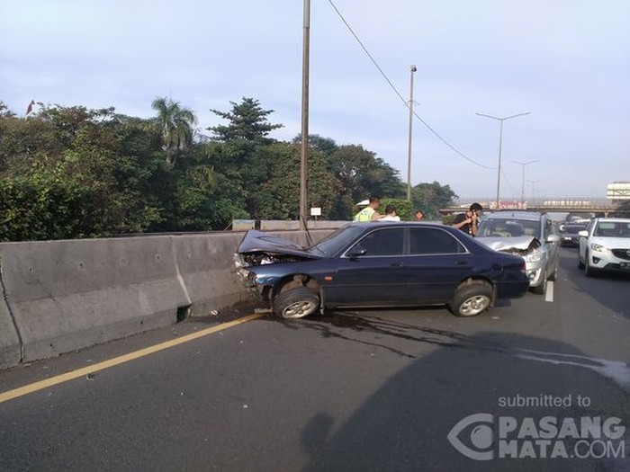Tabrakan Ertiga Vs Sedan di Tol Cikampek, Satu Orang Terluka