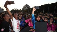 Usai beraksi, mereka berfoto bersama.