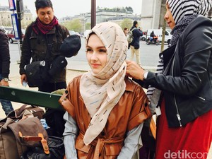 Foto: Ketika Wanita Belanda Pakai Hijab Buatan Indonesia di Paris, Prancis