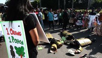 Mereka menggelar aksi teaterikal yang menceritakan tentang penebangan liar pohon sebagai sumber kehidupan bagi makhluk hidup.