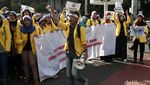 Aksi Tolak Pameran Mesin Rokok
