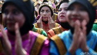6.600 Penari, dengan posisi duduk berbanjar dan diiringi lantunan syair-syair Islami dalam Bahasa Aceh