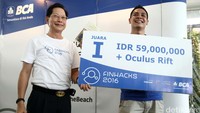 Presiden Direktur BCA Jahja Setiaatmadja memberikan hadiah kepada pemenang 1 Financial Technology Hackathon (Finhacks) 2016 di Ancol, Jakarta, Minggu (24/4/2016).