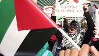 Puluhan aktivis muslim yang tergabung dalam From Indonesia Support Intifada3 melakukan aksi di Car Free Day, Bunderan HI, Jakarta, Minggu (24/4/2016).