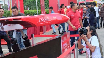 Masyarakat Palembang dapat menyaksikan lebih dekat drone berukuran besar yang menangkap keindahan Indonesia bagian Barat dari udara tersebut saat melintasi stadion Jakabaring Sport City, jembatan Ampera, sungai Musi, benteng Kuto Besak, dan mal Palembang Trade Center (PTC). Foto: Ardhi Suryadhi/detikINET