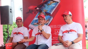 “Lewat program Elang Nusa, Telkomsel pantas dibanggakan oleh Indonesia karena kami melakukan streaming yang bisa diakses langsung pengguna untuk membuktikan kemampuan jaringan broadband kami. Sekaligus untuk menunjukkan bahwa Indonesia itu indah. Di sejumlah spot, kami merekam keindahan indah dari langit,” jelasnya saat konferensi pers Elang Nusa di Palembang Trade Center, Minggu (24/4/2016).   Foto: Ardhi Suryadhi/detikINET