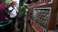 Ia juga sempat mencicipian sejumlah jajanan.