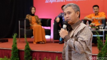 “Perkembangan teknologi membawa perubahan pesat dalam dunia bisnis saat ini. Tentunya dibutuhan efisiensi waktu dan biaya sehingga pelaku UKM dapat menerapkan pemanfaatan fasilitas digital broadband guna meningkatkan daya saing usahanya dengan biaya yang terjangkau dan tepat sasaran melalui device yang mereka miliki,” jelas Bambang Supriogo, Executive Vice President Telkomsel Area Sumatera. Foto: Ardhi Suryadhi/detikINET