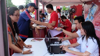Di Palembang, salah satu aktivitas yang digelar adalah seminar bertajuk Empowerment Digital Marketing untuk Usaha Kecil Menengah (UKM) di Sumatera Selatan. Seminar tersebut bertujuan untuk memberikan pengalaman bagi para pelaku UKM untuk menciptakan efisiensi serta dapat lebih fokus dalam mengatur penetrasi pasar. Hal ini tentunya dapat meningkatkan daya saing UKM itu sendiri, sehingga dapat menciptakan peluang sebagai world class company. Foto: Ardhi Suryadhi/detikINET