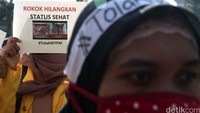 Puluhan mahasiswa mengadakan aksi simpatik di Bundaran HI, Jakarta.