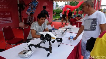 Sementara itu, setelah bertolak dari Merauke, Elang Timur sudah menyusuri Jayapura, Sorong, dan Waisai. Di Ambon, drone tersebut mengeksplorasi keindahan Indonesia bagian Timur dari udara dengan melintasi Lapangan Merdeka Ambon, Pantai Liang, Pantai Natsepa, Pulau Ora, dan Jembatan Merah Putih. Foto: Ardhi Suryadhi/detikINET