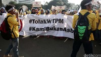 Perwakilan demonstran berorasi.