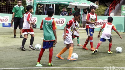Mantan Pemain Timnas Beri Pelatihan Sepakbola