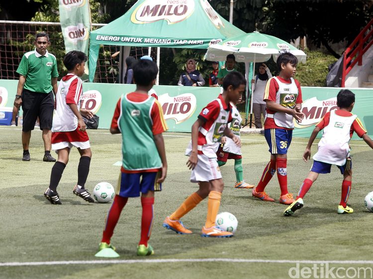 Mantan Pemain Timnas Beri Pelatihan Sepakbola