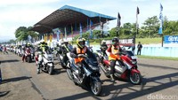 Pengguna NMAX berkesempatan menjajal aspal Sirkuit Sentul, Minggu (24/4/2016). Foto: Yamaha