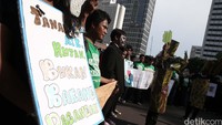 Massa membentangkan sejumlah poster.