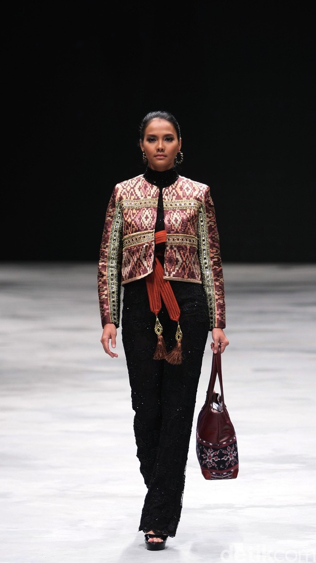 Defrico Audi. Indonesia Fashion Week 2016 at Jakarta Convention Center. Senayan. Jakarta. [Foto: Mohammad Abduh/Wolipop]