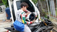 El menaiki motor Yamaha YZF-R6 miliknya. Pool/Gus Mun/detikFoto.