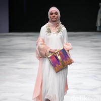 Jeny Tjahyawati. Indonesia Fashion Week 2016 at Jakarta Convention Center. Senayan. Jakarta. [Foto: Mohammad Abduh/Wolipop]