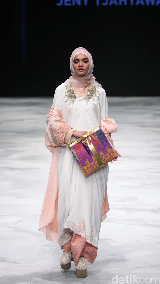 Jeny Tjahyawati. Indonesia Fashion Week 2016 at Jakarta Convention Center. Senayan. Jakarta. [Foto: Mohammad Abduh/Wolipop]