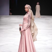 Ria Baraba. Indonesia Fashion Week 2016 at Jakarta Convention Center. Senayan. Jakarta. [Foto: Mohammad Abduh/Wolipop]