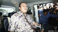 Selamat memasuki mobilnya untuk meninggalkan gedung KPK.