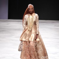 Ria Baraba. Indonesia Fashion Week 2016 at Jakarta Convention Center. Senayan. Jakarta. [Foto: Mohammad Abduh/Wolipop]