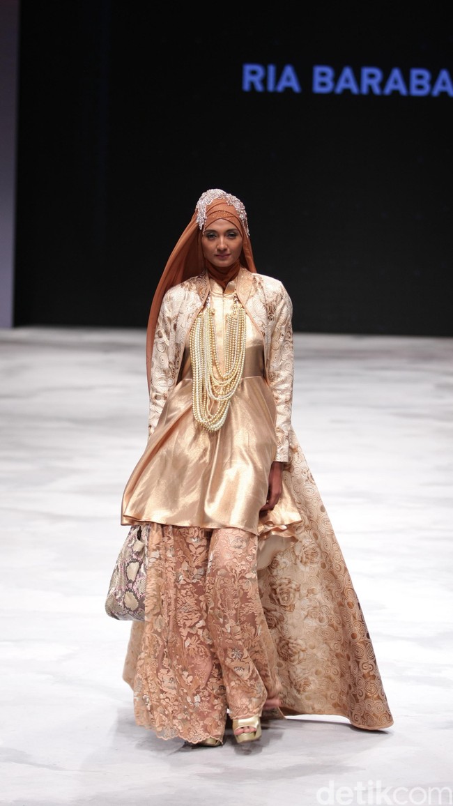 Ria Baraba. Indonesia Fashion Week 2016 at Jakarta Convention Center. Senayan. Jakarta. [Foto: Mohammad Abduh/Wolipop]