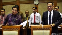 (Kiri ke kanan) Muliaman D Hadad dan Agus Martowardojo menghadiri rapat di Komisi XI DPR, Senin (25/4/2016).