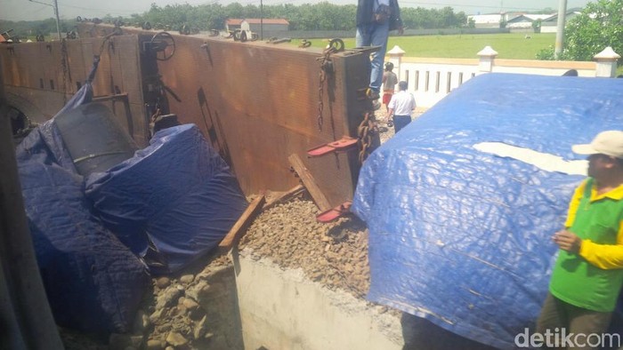 Gerbong Kereta Barang Pengangkut Baja Terguling di Dekat Stasiun Batang