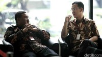 Sunny Tanuwidjaja menunggu dipanggil penyidik di ruang tunggu KPK.
