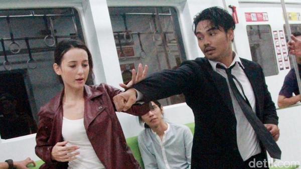 Fight! Ini Aksi Julie Estelle dan Iko Uwais di Film Pendek The Raid 2