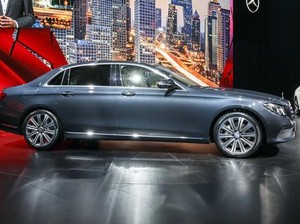 Mercedes-Benz E-Class L Tampil Seperti Maybach Kecil